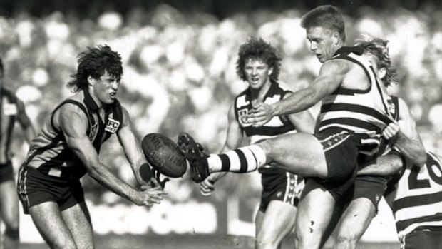 AGE FILE PIC 8-5-1989  Neg No 89-19265/6  AFL  Geelong versus Hawthorn match at Princes Park / Optus Oval