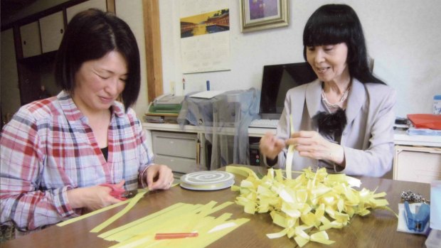 Hiroshima women make wattle-yellow ribbons to send to Canberra.