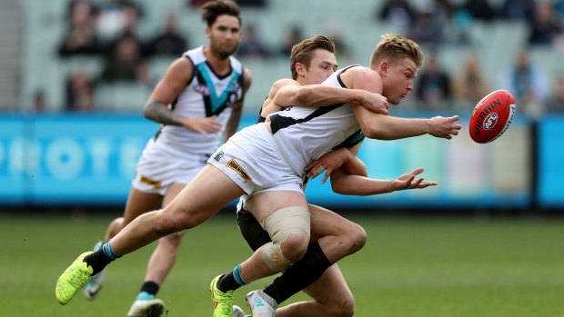 The Power's Ollie Wines gets the ball away at the MCG.