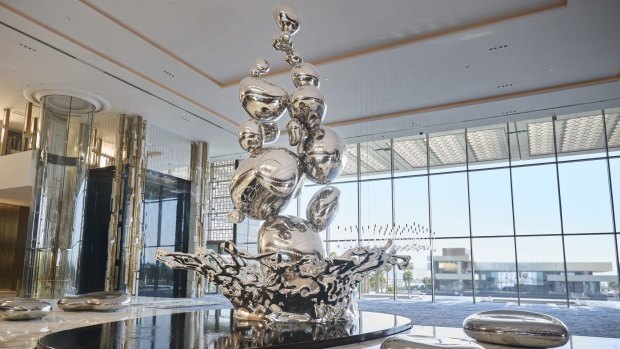 At 11.5 metres tall and consisting of 5.5 tonnes of stainless steel, the artwork Droplets is the focal piece of the lobby.