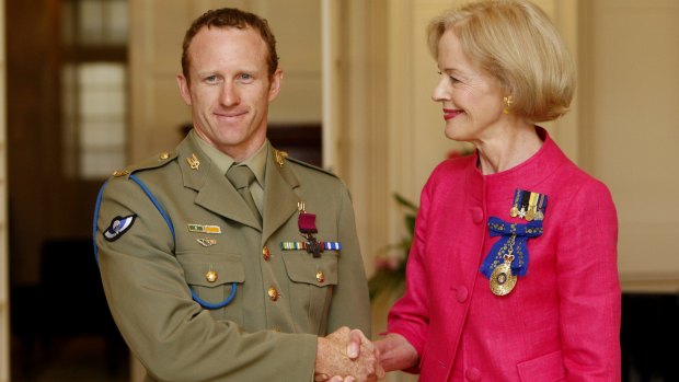 Governor General Quentin Bryce awards Trooper Mark Donaldson the Victoria Cross medal in 2009.