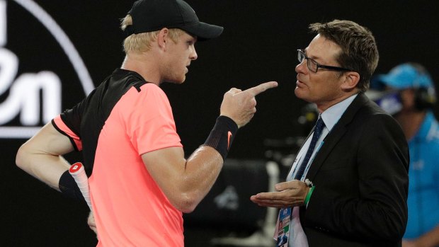 Kyle Edmund argues with an official.