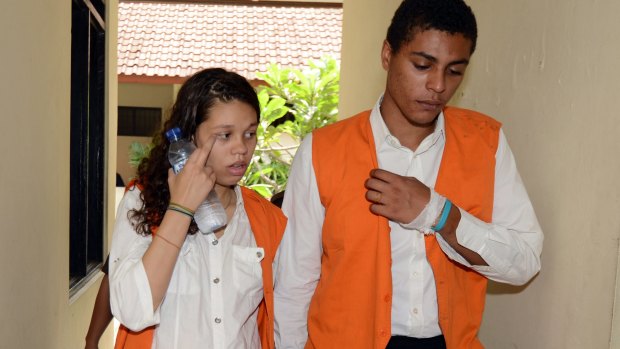Heather Mack (L) and Tommy Schaefer (R) of the US walk to a court room for a trial hearing in Denpasar on Indonesia's resort island of Bali in March.