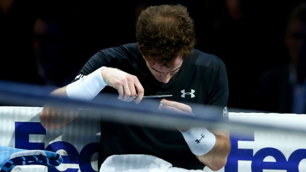 Andy Murray gives himself a mid-match haircut.