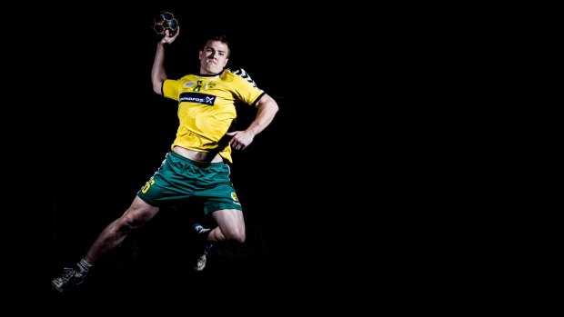 Hannah Mouncey used to play handball for the Australian men's team, now she wants to play for the women.