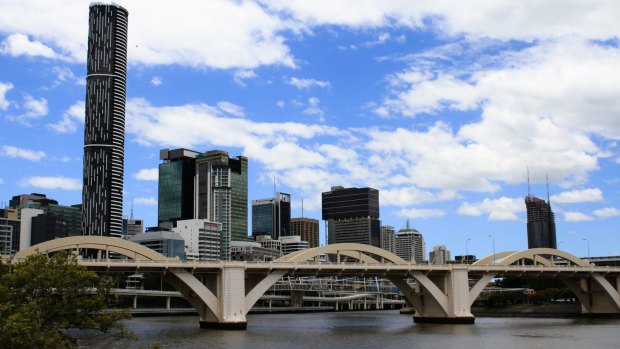 Police continue to search the Brisbane River for a missing British traveller last seen jumping from the William Jolly Bridge.