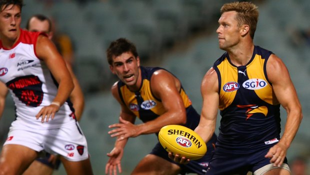 Sam Mitchell's pinpoint handball is a weapon the Eagles will utilise in 2017.