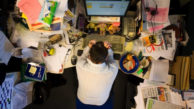 Journalists mostly feel comfortable with messy desks.