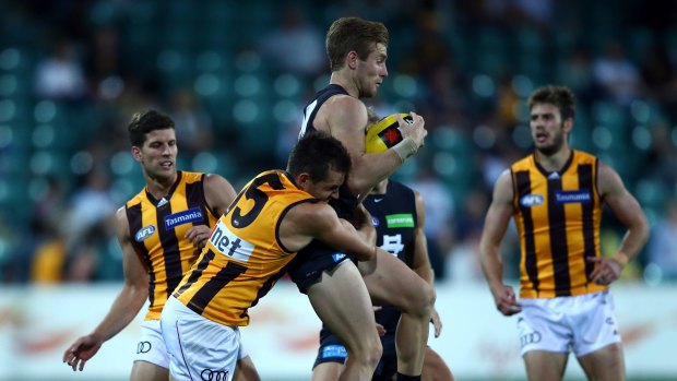 Nick Graham of the Blues is challenged by Luke Hodge.
