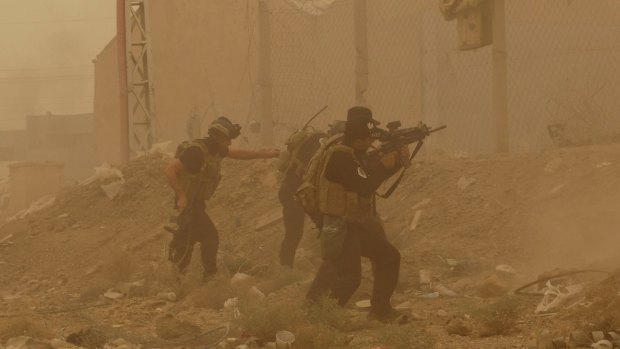 Security forces defend their headquarters against attacks by Islamic State in Ramadi last week.