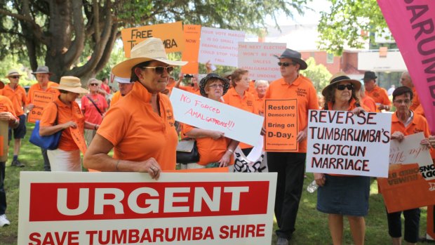 Council amalgamation protesters from Tumbarumba descend on Queanbeyan.