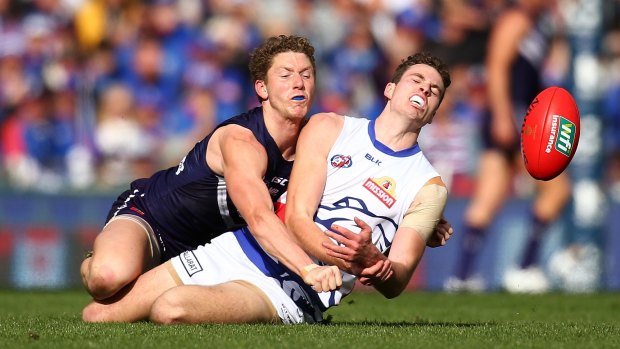 Spoiler alert: Fremantle's Zac Dawson gets the better of the contest against Zaine Cordy of the Bulldogs.