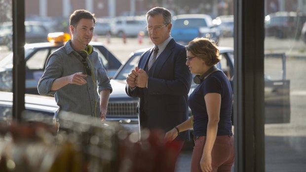 Mendelsohn (middle) on the set of Captain Marvel with directors Ryan Fleck and Anna Boden.
