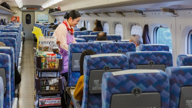 Japanese trains don't have restaurant or bar cars, only snack trolleys.