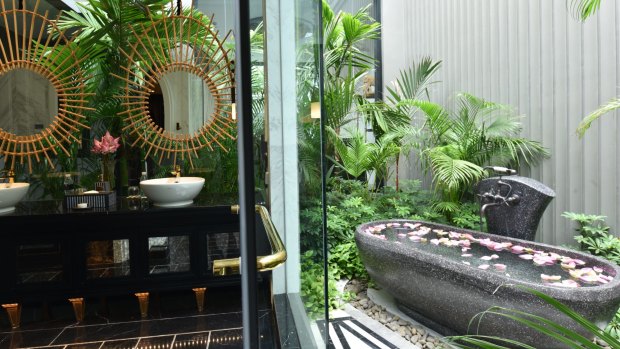 The striking indoor-outdoor bathroom at Shinta Mani Wild.