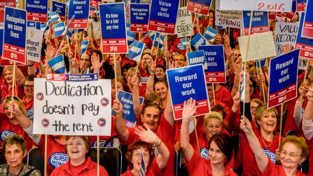 Public-sector nurses and midwives unanimously endorse the Victorian government's wage offer. 