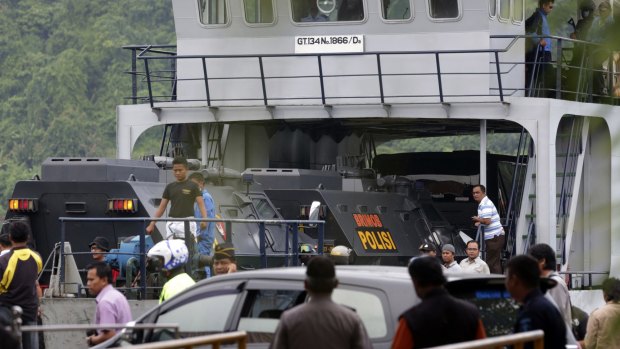 Indonesian police armoured vehicles carrying Andrew Chan and Myuran Sukumaran move into a ferry to be transferred to the penal island.