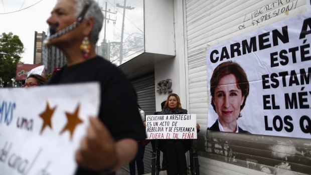 Fired journalist Carmen Aristegui planned to give a press conference in Mexico City on Thursday. The protest was held online when too many people turned up.
