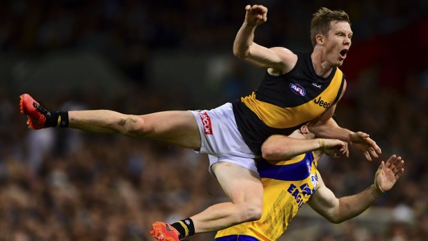Jack Riewoldt flies for a mark.