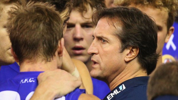 MELBOURNE, AUSTRALIA - JUNE 18:  Bulldogs head coach Luke Beveridge speaks to his players during the round 13 AFL match between the Western Bulldogs and the Geelong Cats at Etihad Stadium on June 18, 2016 in Melbourne, Australia.  (Photo by Michael Dodge/Getty Images)