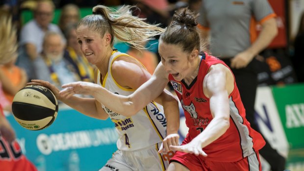 Pressure play: Boomer Bec Cole takes on Antonia Famworth of the Lynx.