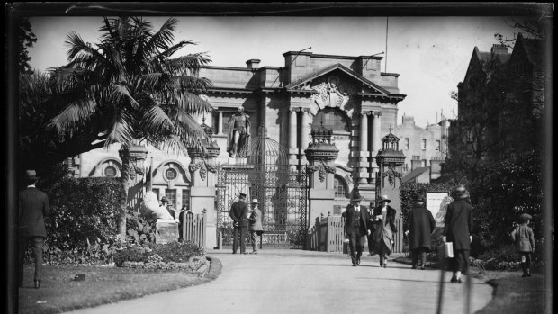 People around the gate from the botanic gardens to Mitchell Library in the 1930s.
