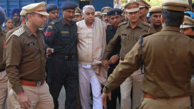 Indian guru Rampal Maharaj  is escorted by Haryana police out of the police vehicle on his arrival at the Punjab and Haryana High Court