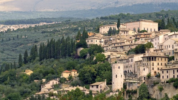 The historical town centre of Spello with the Monte Subasio in the background.