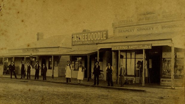 The Railway Hotel (left) at Mitiamo. 