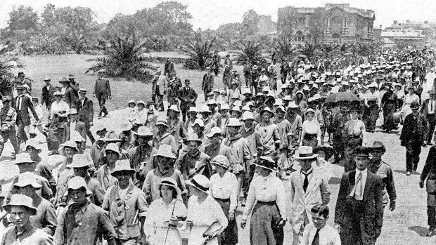 The Wagga Wagga "Kangaroos" march in Macquarie Street in 1916.
