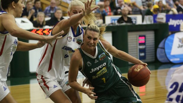 Rangers' star Penny Taylor drives hard through the Adelaide defence. 