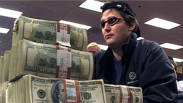 Card player Phil Hellmuth and a wad of dosh in SBS documentary Poker Kings.