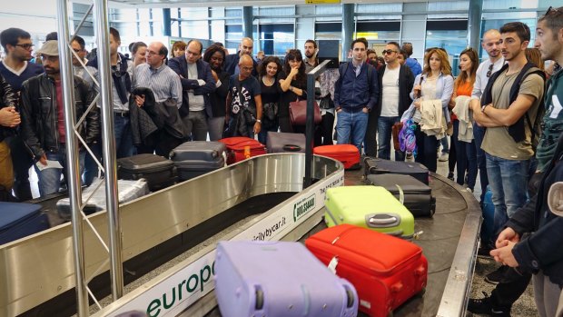 Is it really that hard to stop crowding around the baggage carousel?
