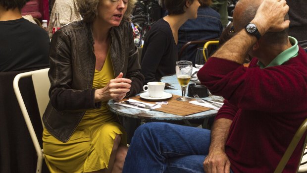 人喜欢在巴黎一家咖啡馆,一个不受监管的氛围。