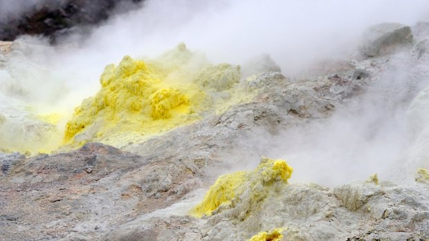 Mount Iozan: Rock vents turn yellow from being coated in sulphur over the decades.