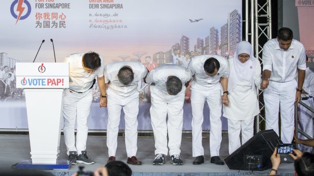 Lee Hsien Loong, Singapore's prime minister and leader of the People's Action Party (PAP), and his team bow to supporters on Saturday. 