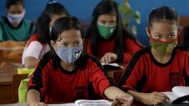 Students wear masks to prevent respiratory problems in Palembang, South Sumatra.