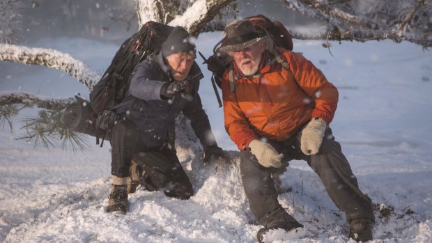 Odd-couple pairing Bill Bryson (Robert Redford) and Stephen Katz (Nick Nolte) immediately bicker and struggle.