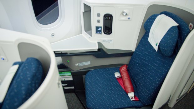 坐着,在商务舱有英亩的腿部空间。