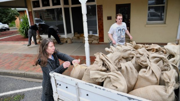 Locals prepare for a flood as the Avoca River nears its peak in Charlton.