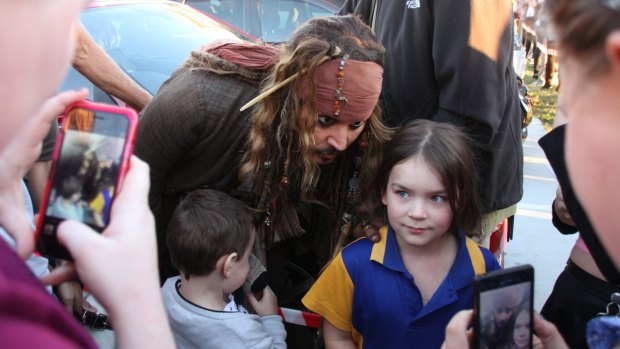 Johnny Depp thrilled crowds by taking a moment to meet some locals at Raby Bay.