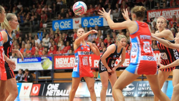 Sydney player Kimberlee Green passes during the NSW Swifts and the Maitland Tactix game.