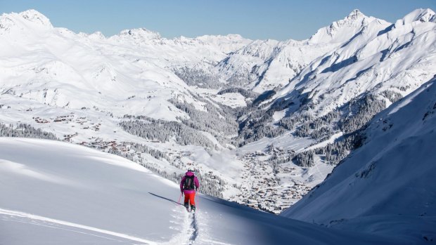 群山耸立在山谷之间，在头顶形成锯齿状的天际线。