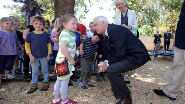 Victorian Governor Alex Chernov speaks with Piper Fechete at Koroit Kindergarten. 