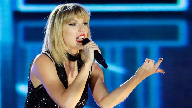 Taylor Swift has been denounced by the US's leading civil liberties group after threatening to sue a blogger over an unfavourable article.
