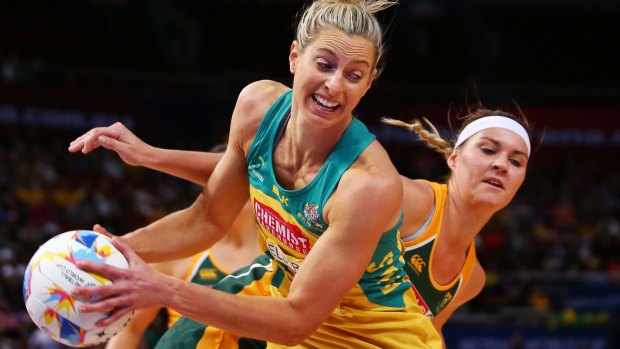 Australia's Laura Geitz takes on South Africa's Lenize Potgieter as the Diamonds win soundly. 