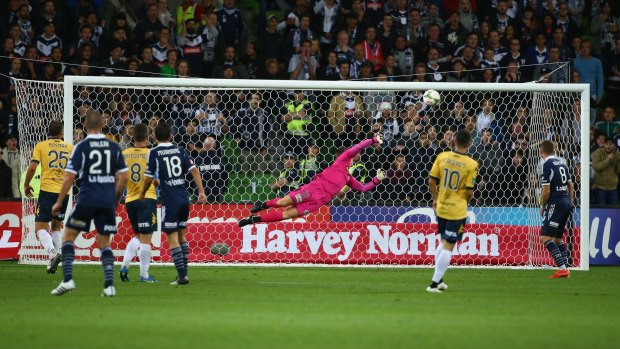 Mariners goalkeeper Liam Reddy is beaten by a shot from Gui Finkler of the Victory.