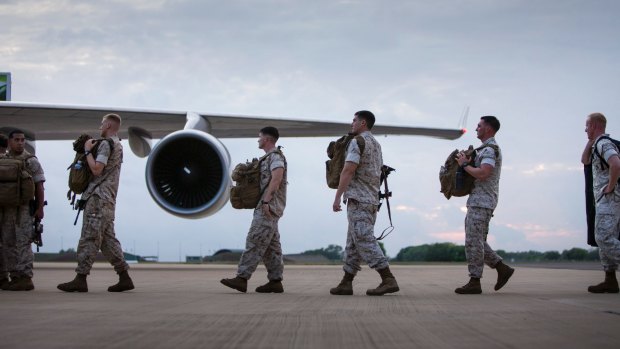 US Marines head towards an aircraft at RAAF Base Darwin.
