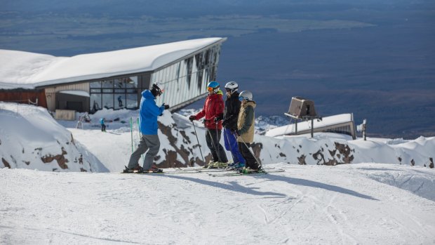 Skiers above the Knoll Ridge Cafe at Whakapapa.