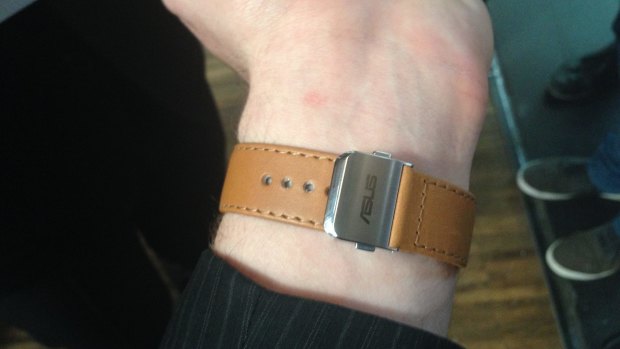 The ZenWatch clasp can dig into the wrist, causing discomfort.